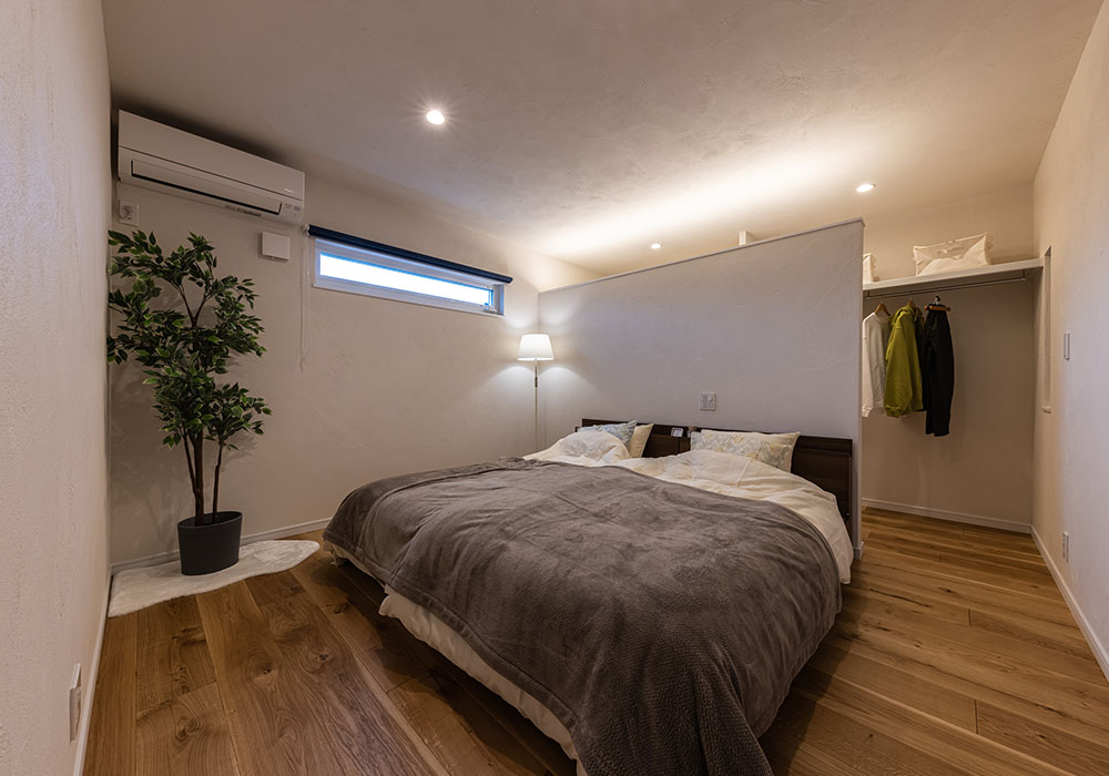 間接照明が優しい雰囲気を演出する寝室。WICを寝室と繋がりを持たせることで部屋全体に奥行きを感じさせます。