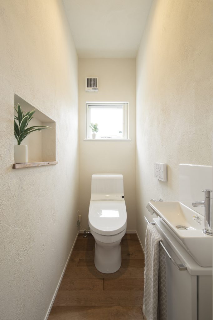 壁紙に珪藻土を使ったトイレ