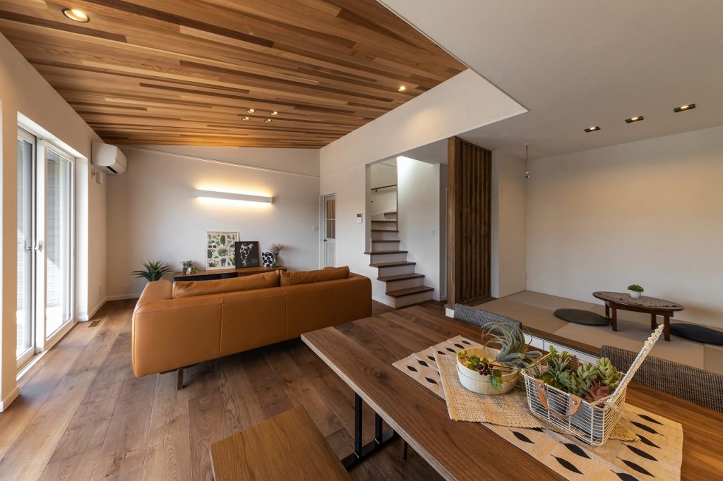 無垢床×勾配天井×板張りリビングが魅力的な重厚感のある家