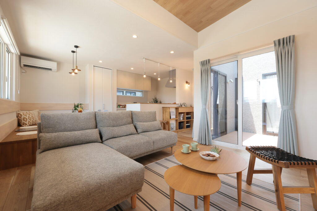 中庭を設けた北欧風の平屋