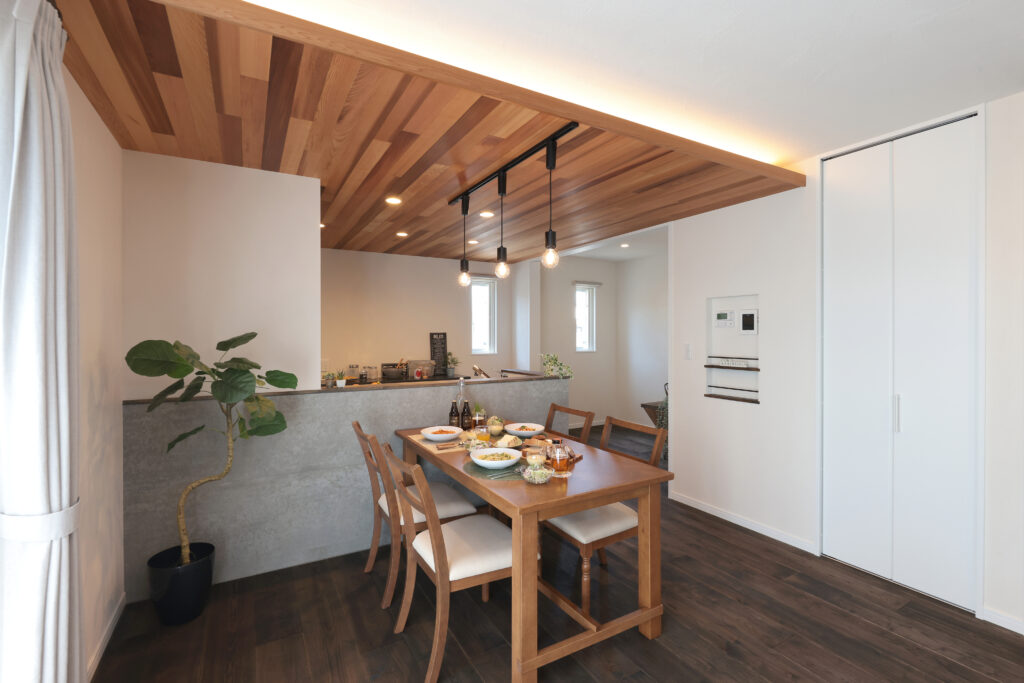 板張り天井に間接照明が映える夜を楽しむ家