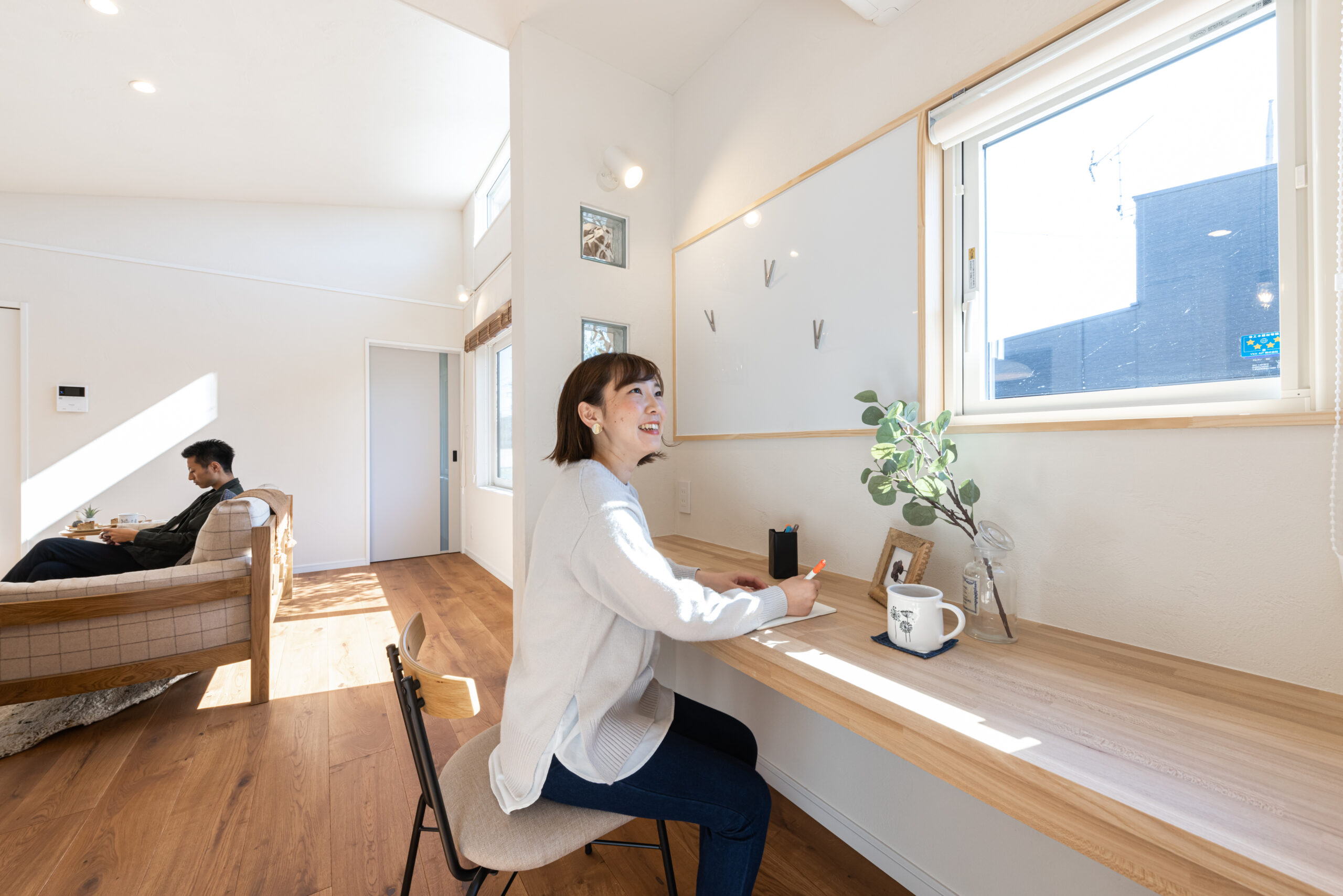 日当たり抜群の造作デスクコーナー