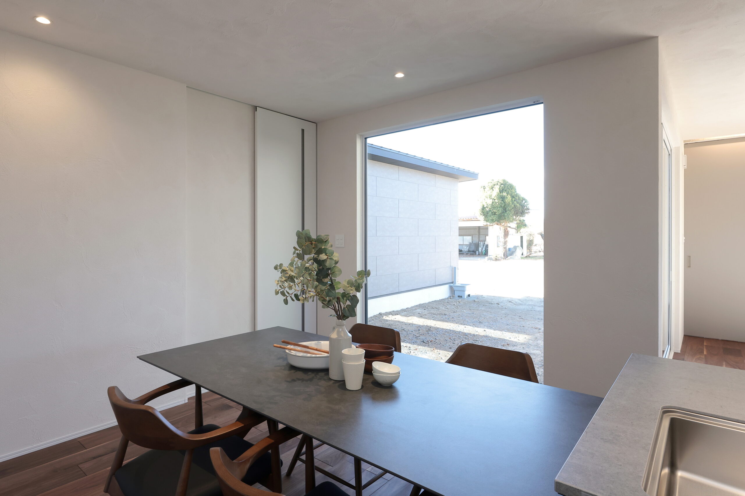 ピクチャーウィンドウから外を眺められるダイニング