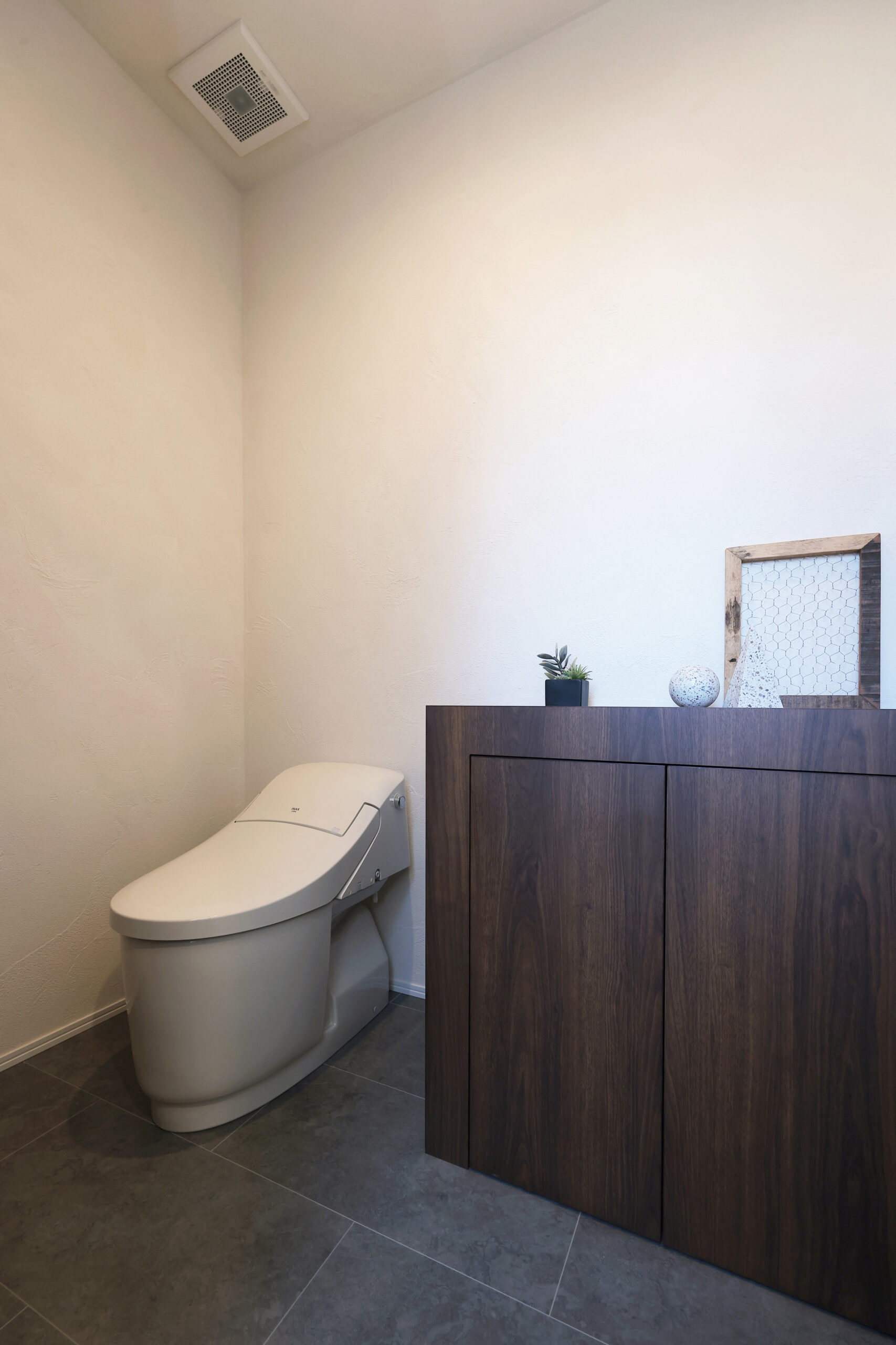 造作収納棚を設けたトイレ