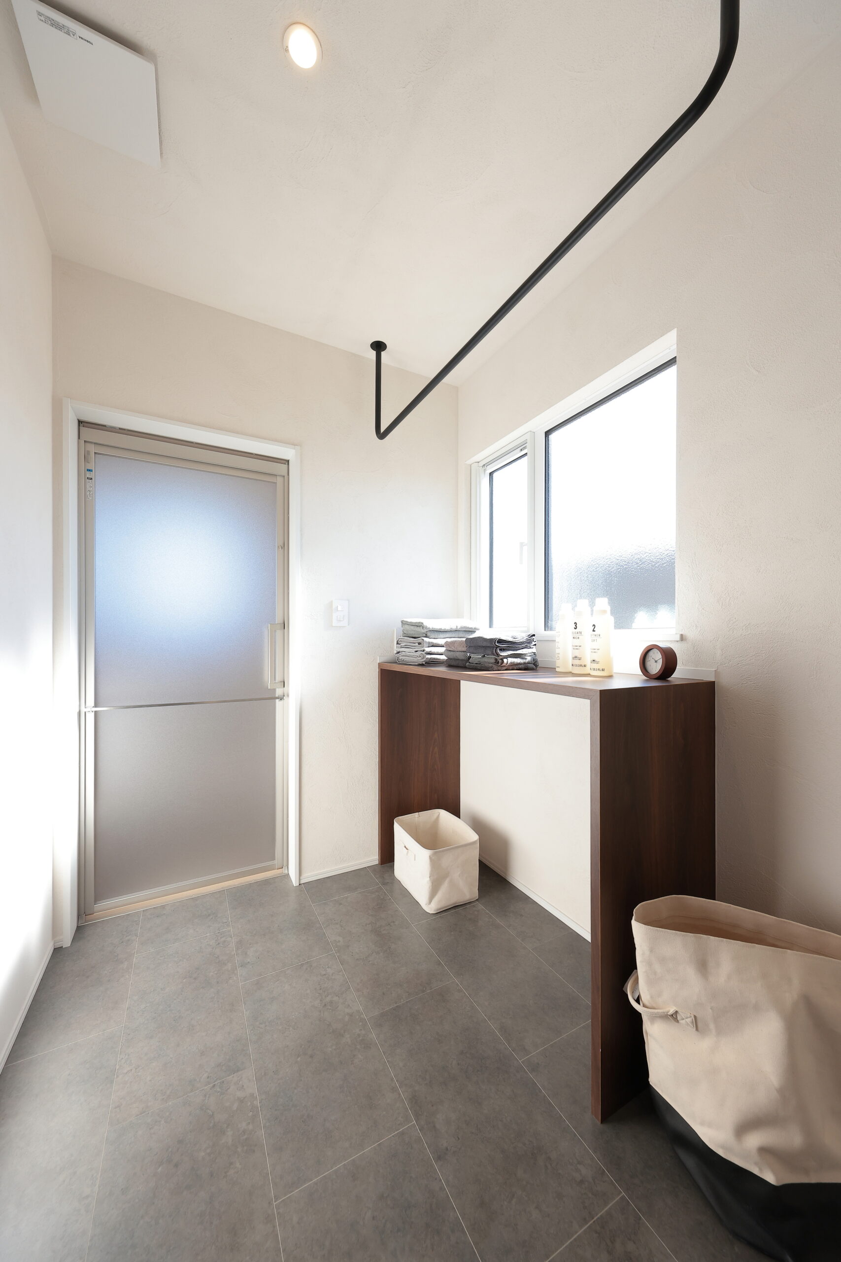 造作カウンターを設けた脱衣室