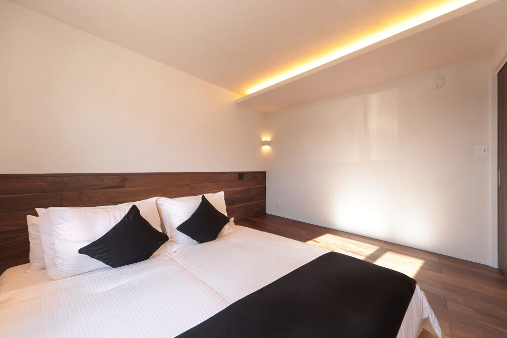 腰板×間接照明が心地良い主寝室