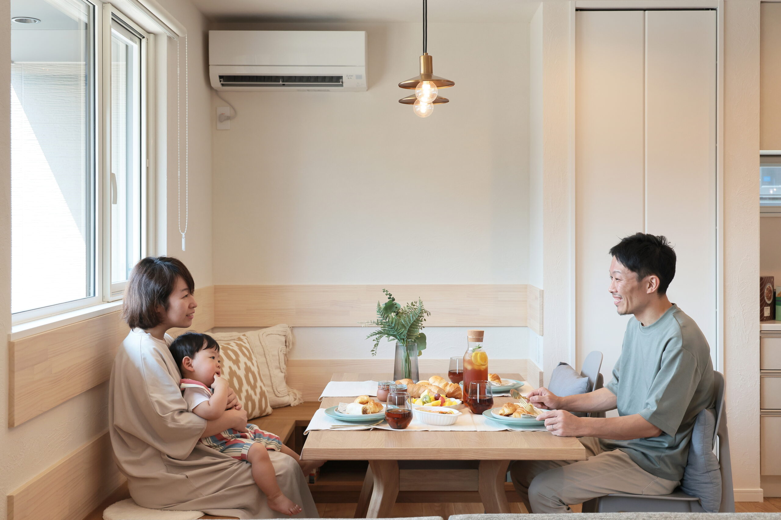 造作ベンチを採用したコーナーダイニング