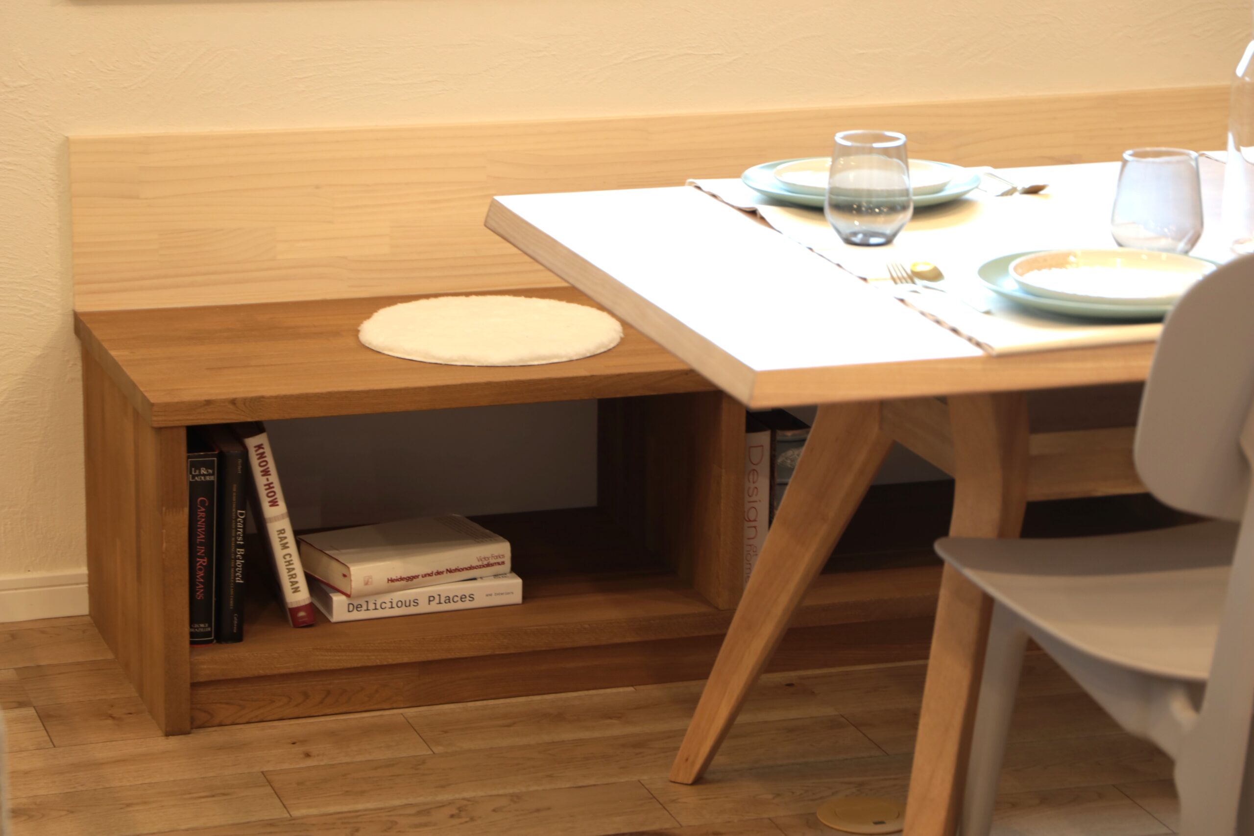 ダイニングに採用した収納付きの造作ベンチ