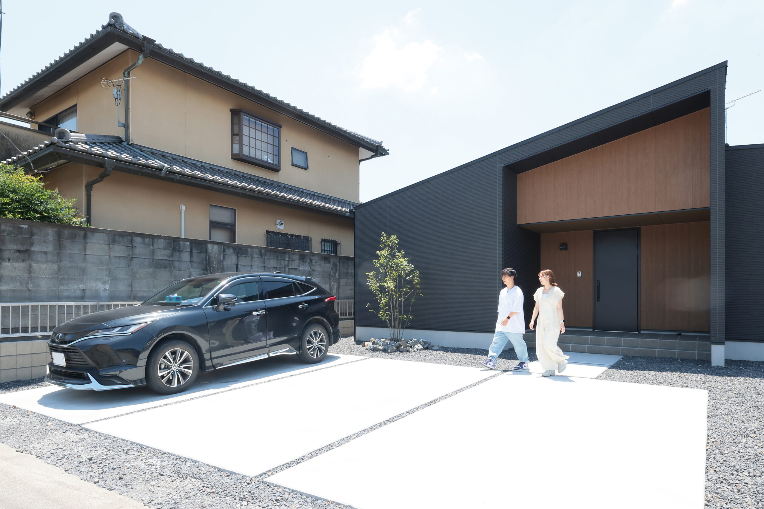 ブラック×木目でシックな外観