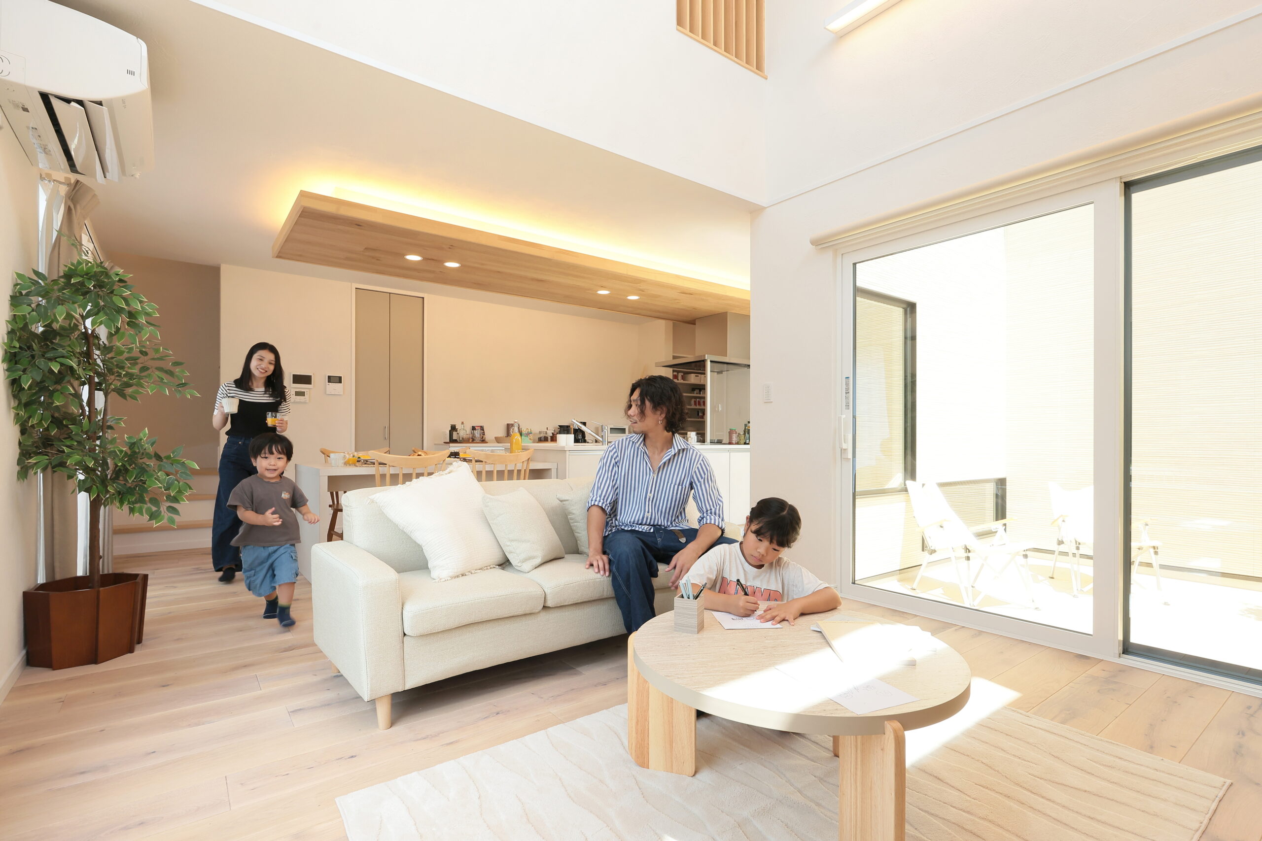 家族が集まる開放的なリビング