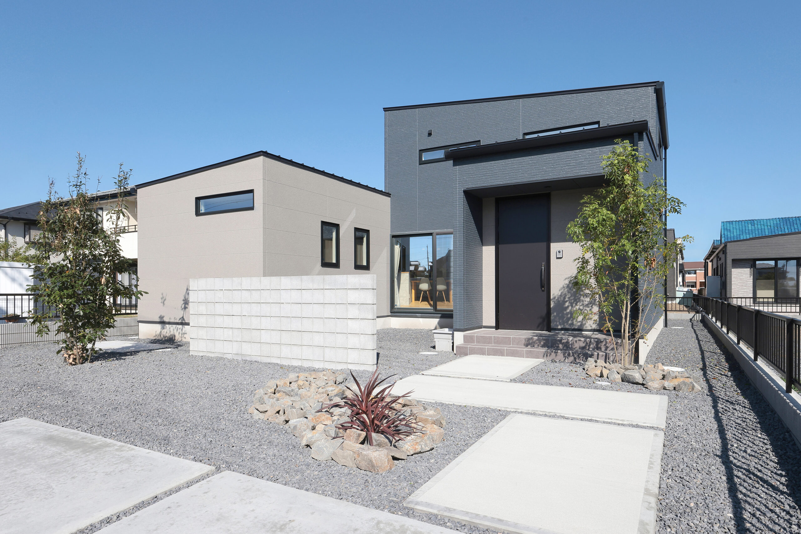 ネイビー×グレーの平屋の外観