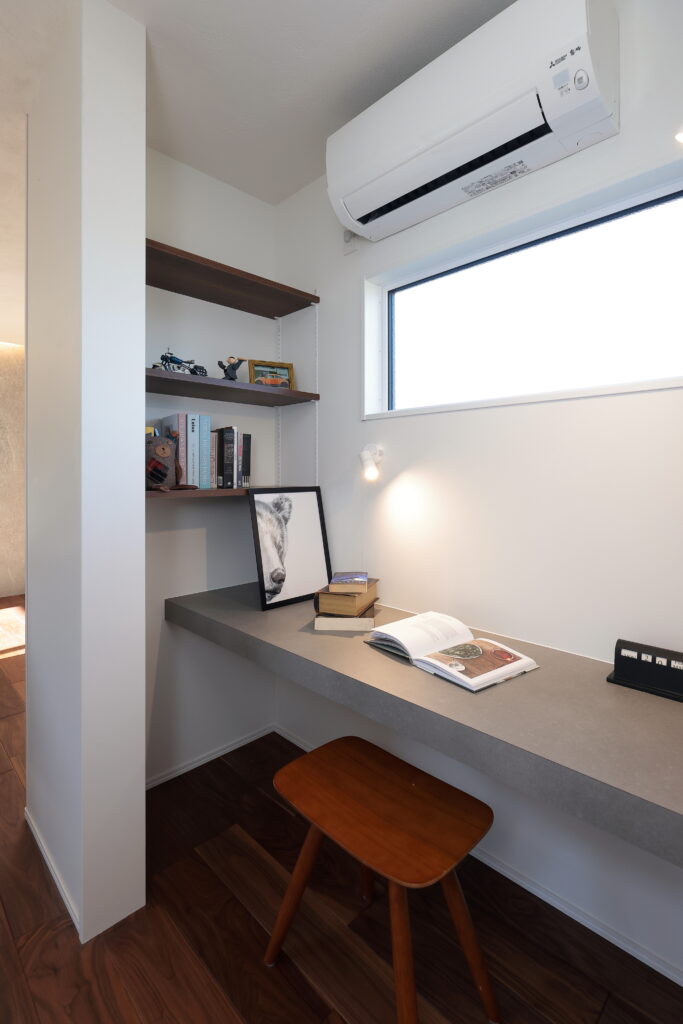 リビングの一角に設けた書斎スペース