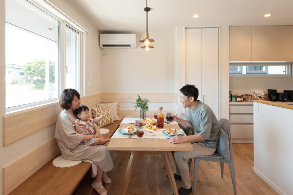 中庭を眺められる寝室 会話が弾むコーナーダイニング