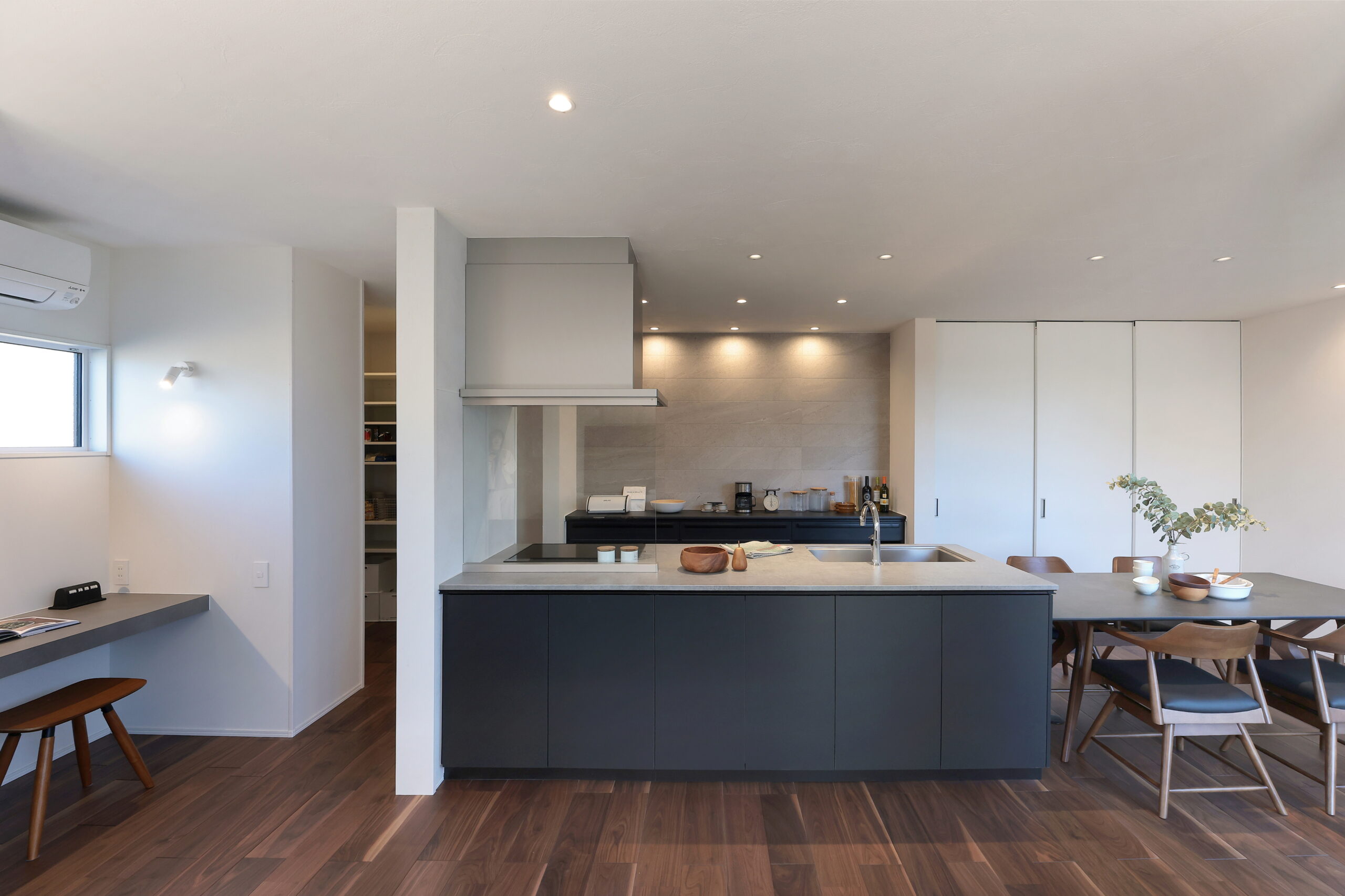 ペニンシュラ型キッチンと横並びダイニング