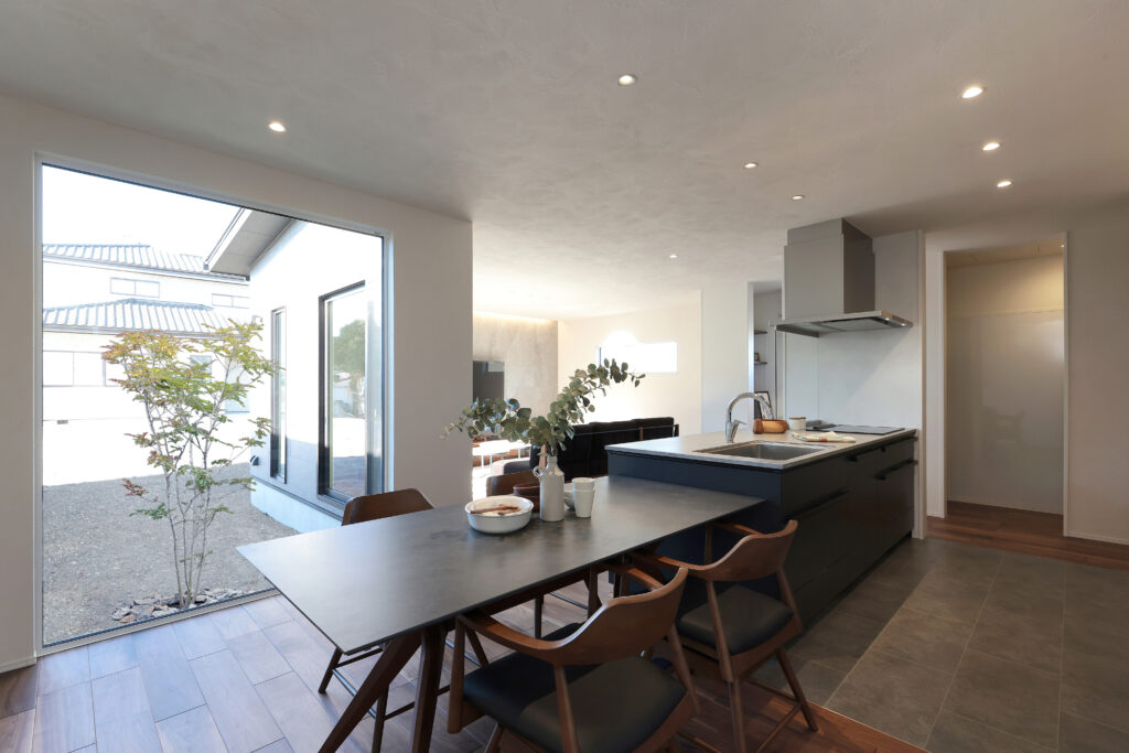 開放感あふれる、横並びのダイニングキッチン