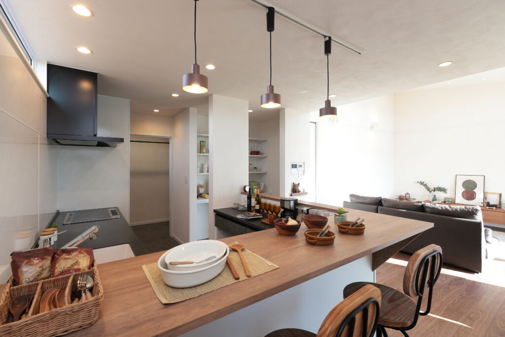 カウンターとパントリーを採用した
動線の良いダイニングキッチン