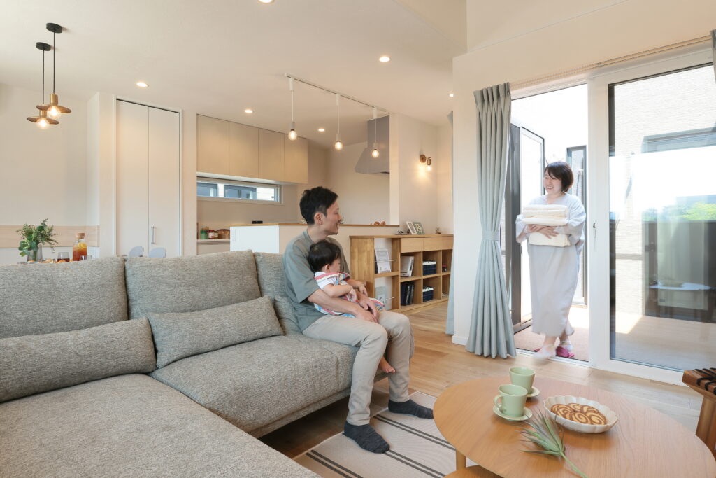 造作ベンチを採用した空間 アウトドアリビングとしても使用可能な中庭