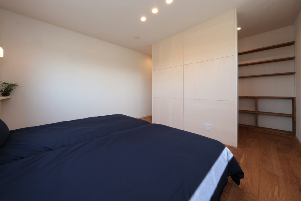造作収納を取り入れた玄関 ゆったり空間の寝室