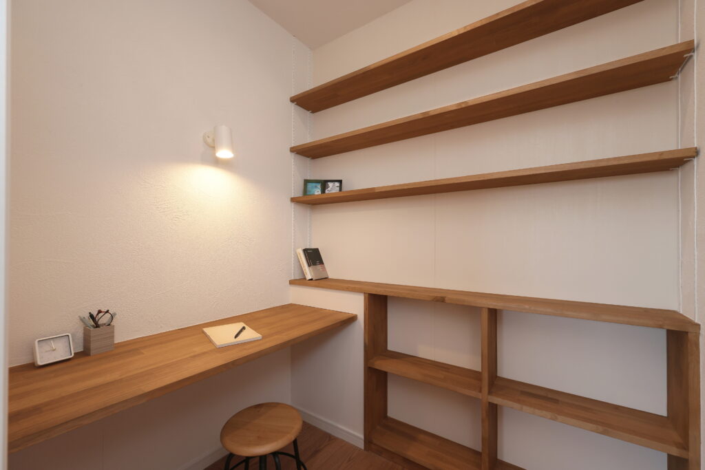 造作収納棚のある玄関 造作の書斎