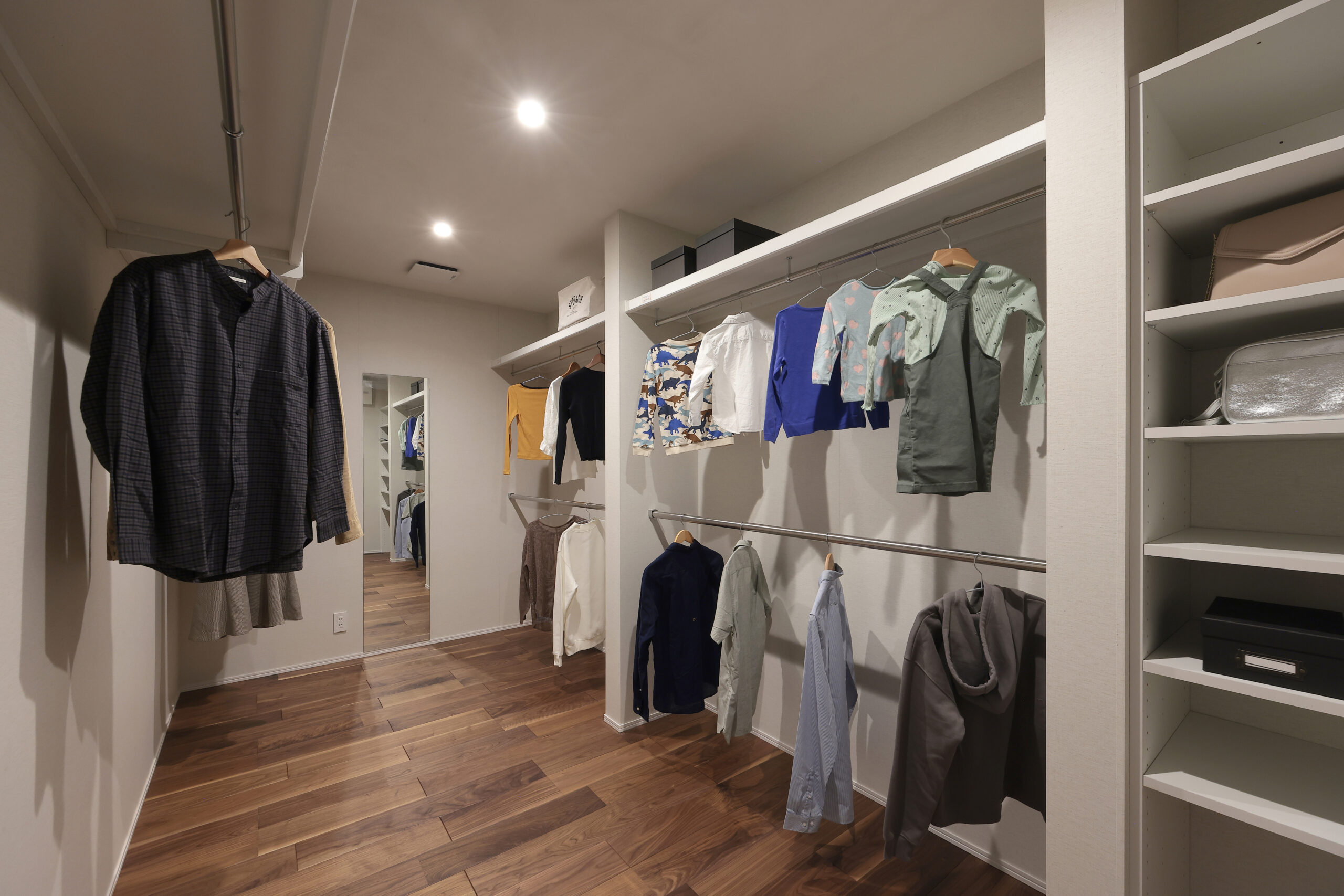 収納力の高い広々ファミリークローゼット