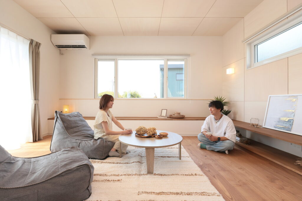 造作収納付きのキッチン&ダイニング 明るさを取り込めるリビング