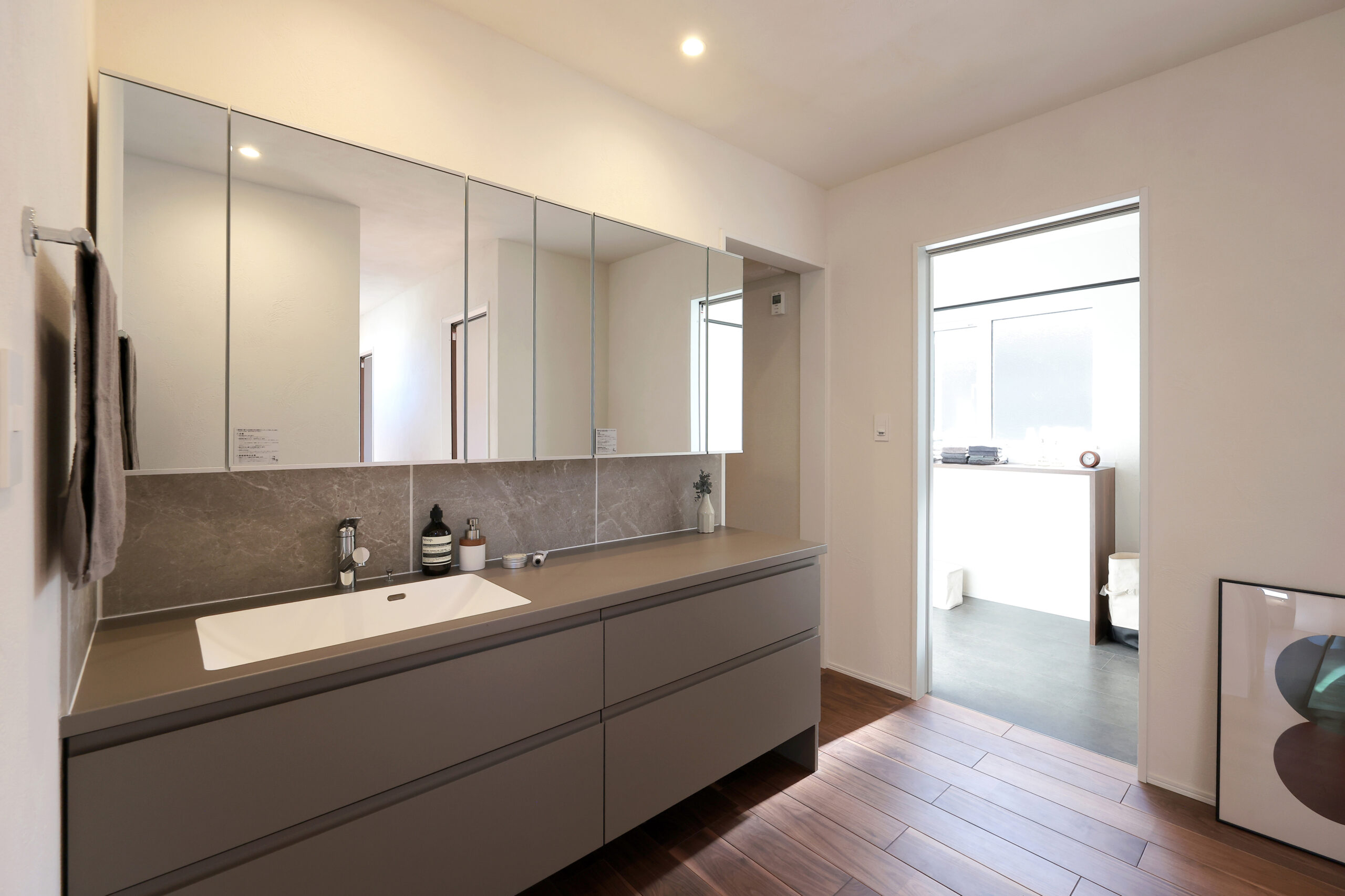 ワイドサイズの洗面台