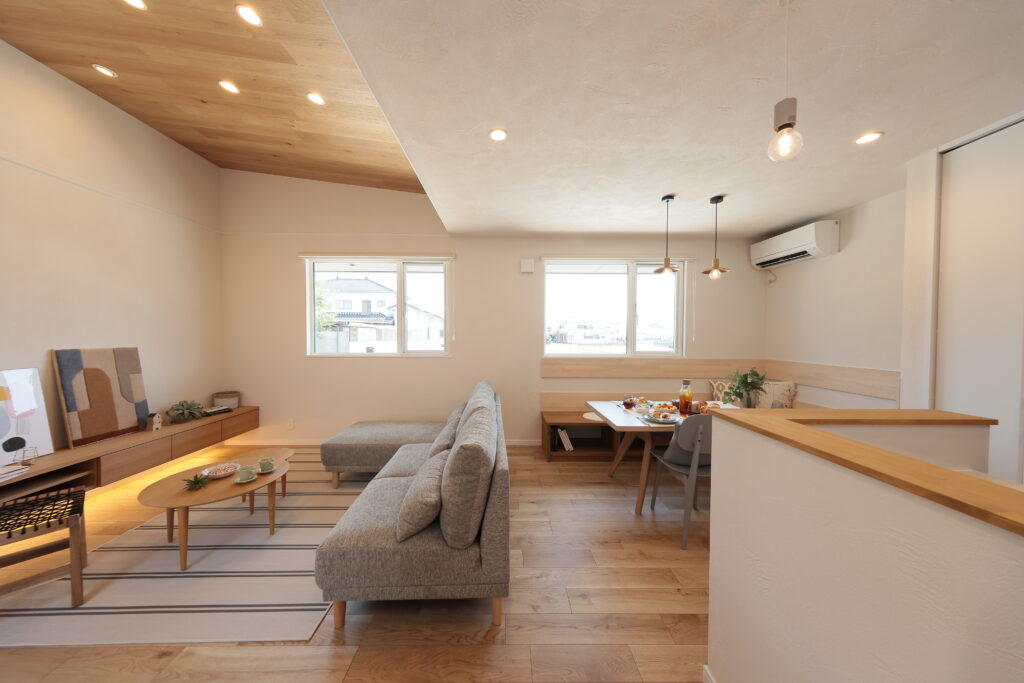 全体を見渡せるキッチン シンプルな間取り