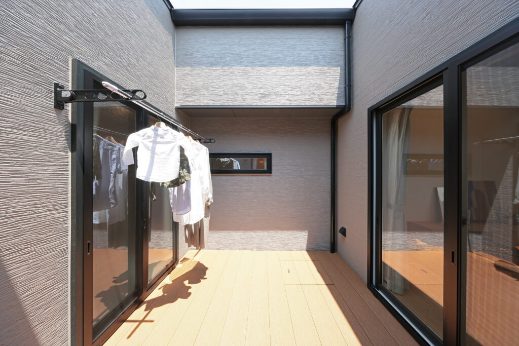 セカンドリビングとしても使えるフリースペース リウッドデッキの中庭