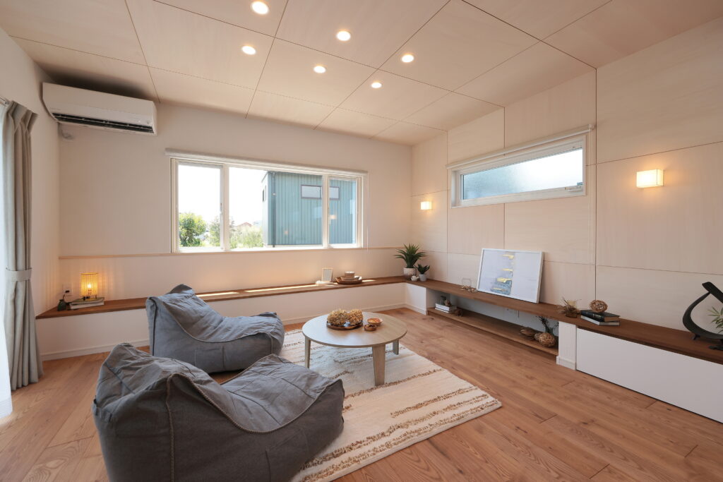 造作ベンチのあるリビング リビングの造作ベンチ