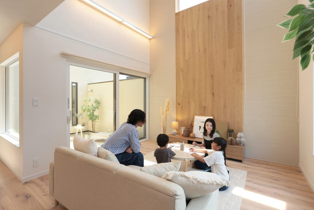 中庭のあるLDK 温かみのあるリビング