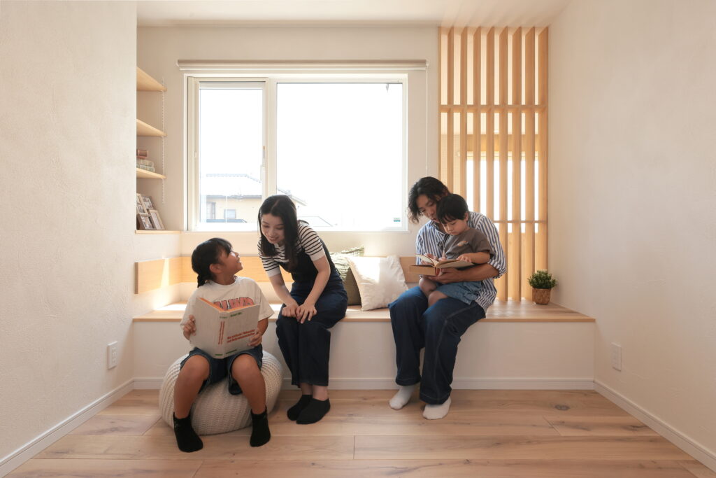 造作ベンチを採用した空間 2階のフリースペース②