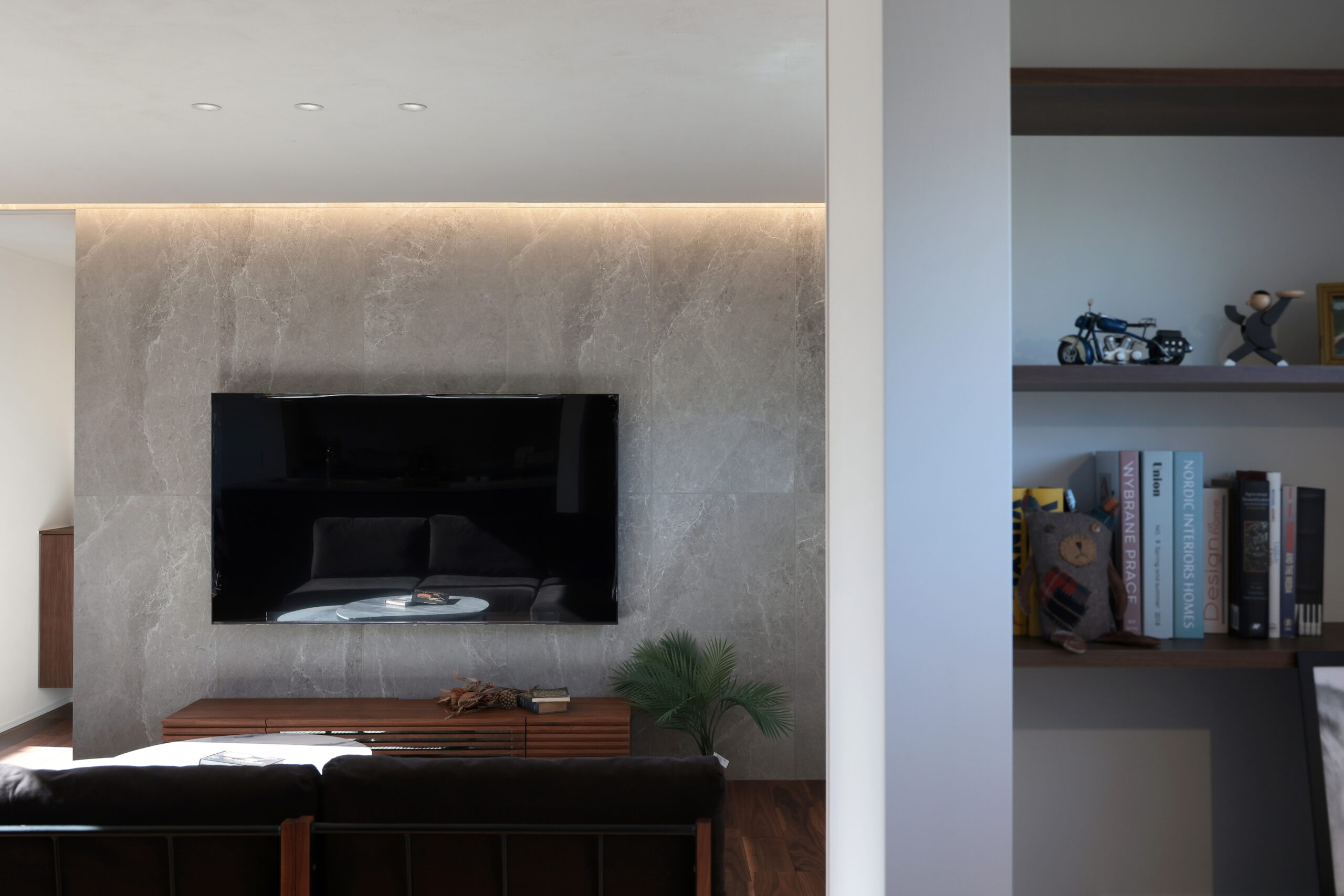 間接照明×タイル張りの壁