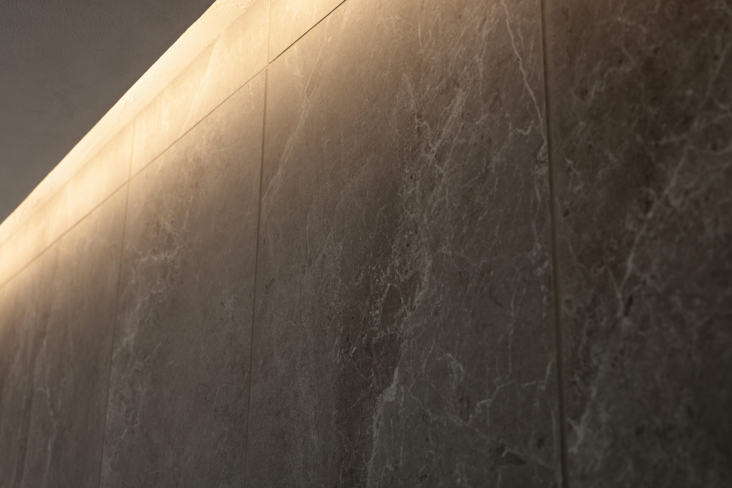 間接照明が映えるタイル張りの壁