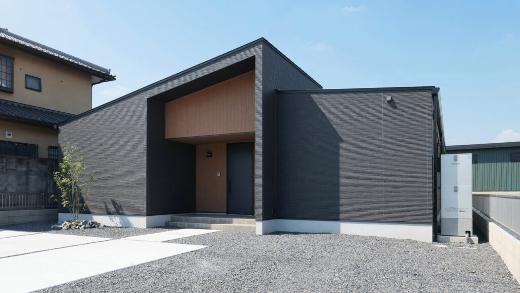 片流れの平屋の外観