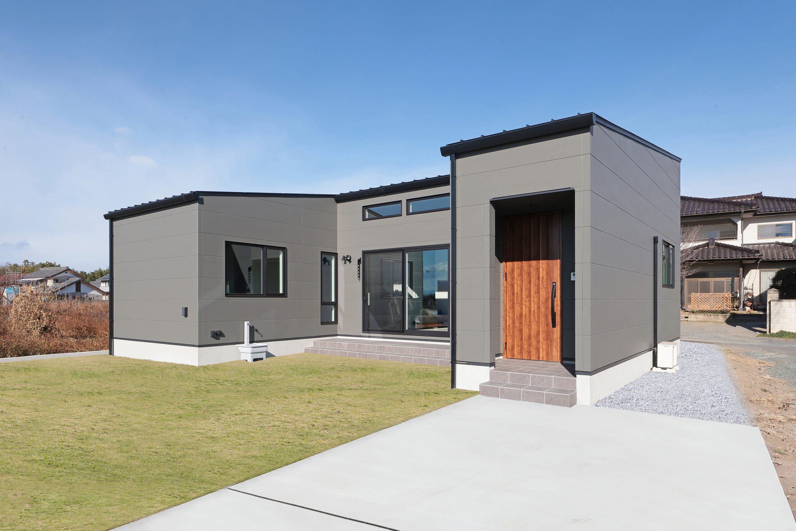 勾配天井×ダイニングカウンターのある平屋