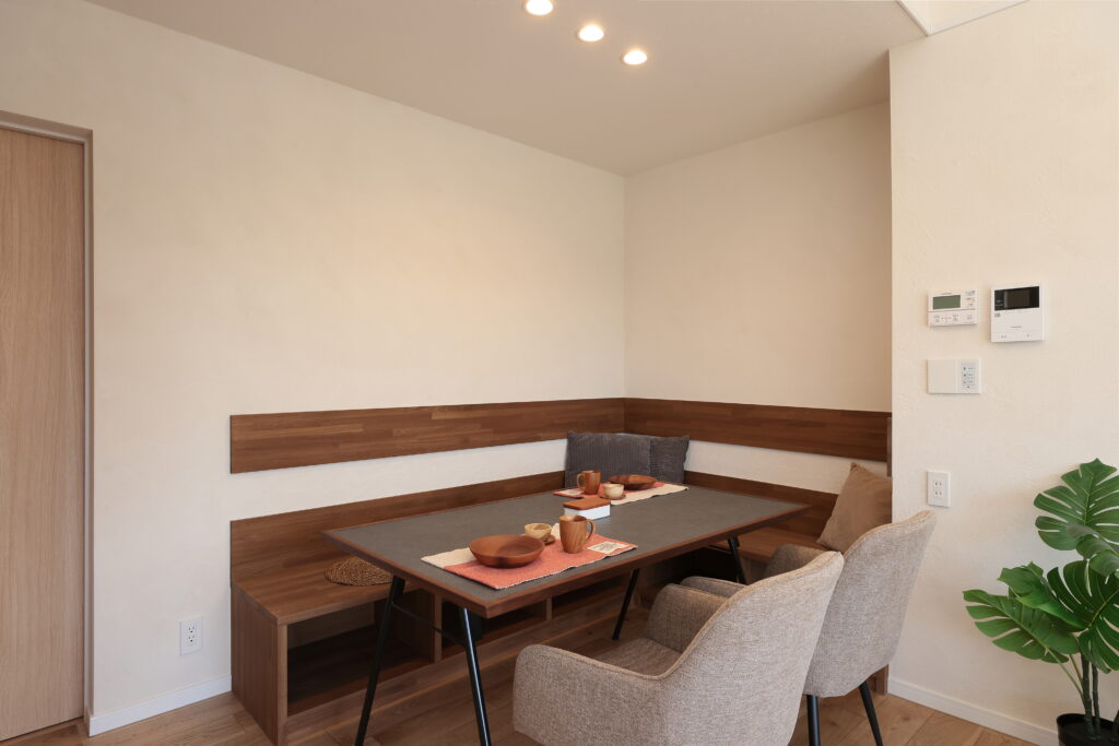 造作ベンチを採用したコーナーダイニング