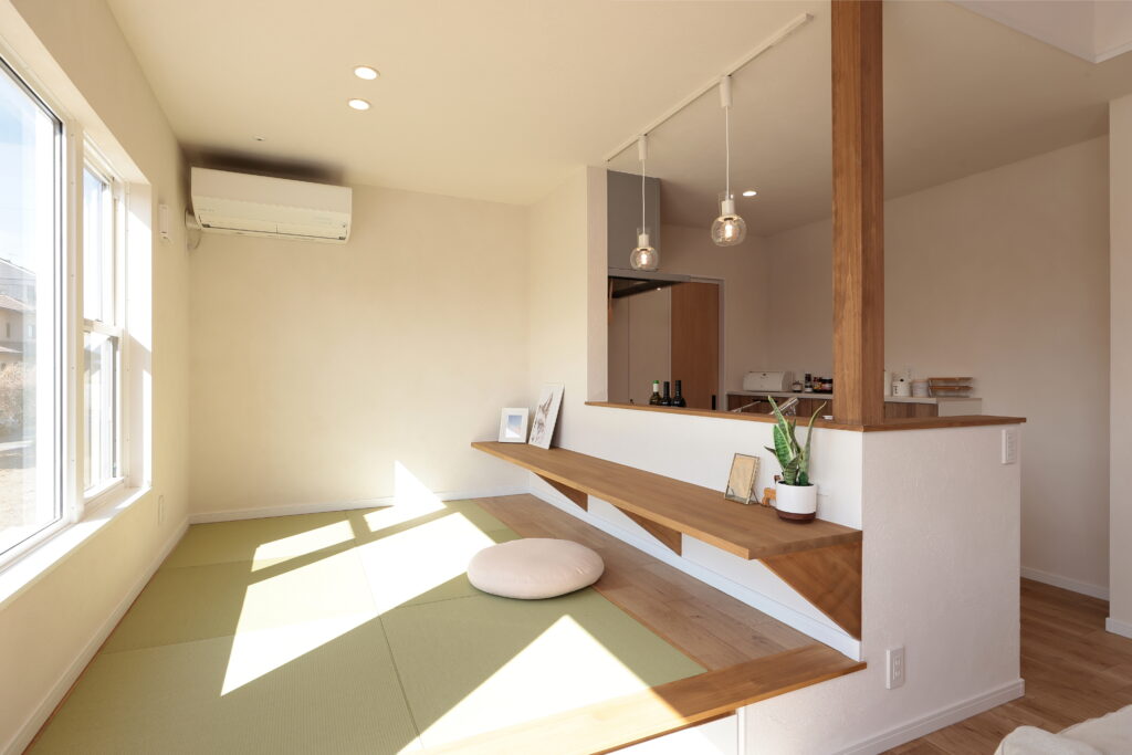 造作カウンターを設けた畳スペース