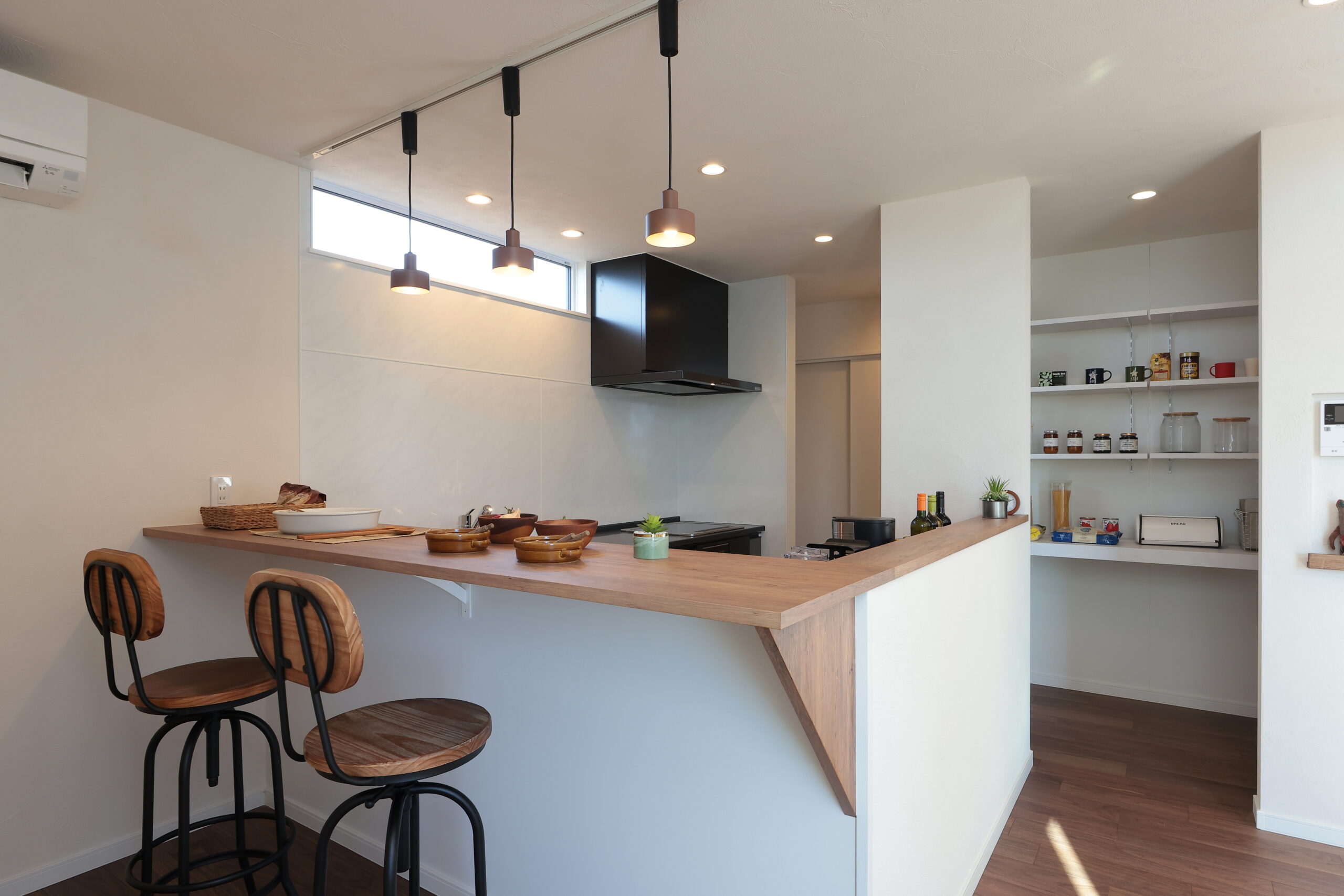 造作のカウンターダイニング