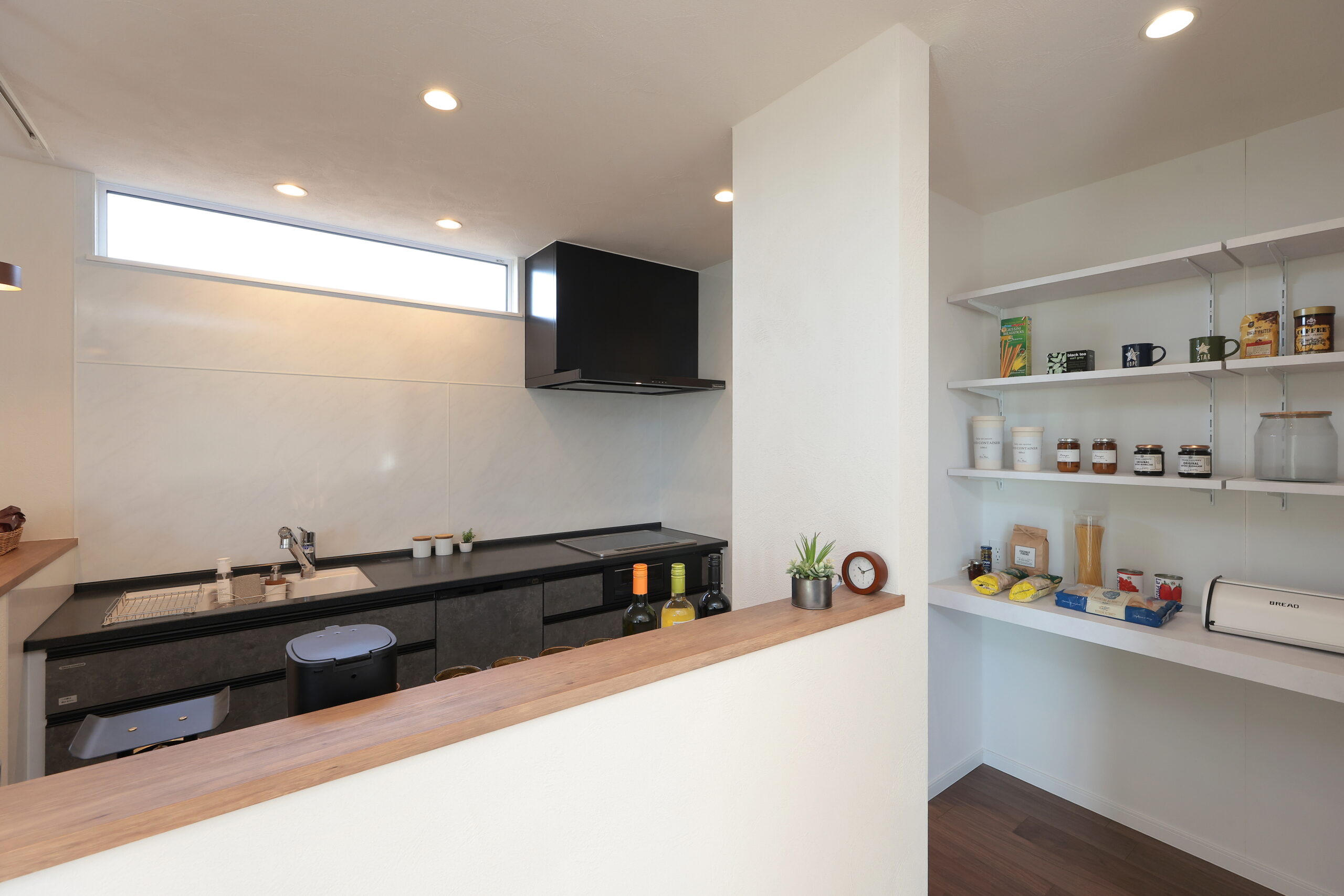 パントリーとつながるキッチン