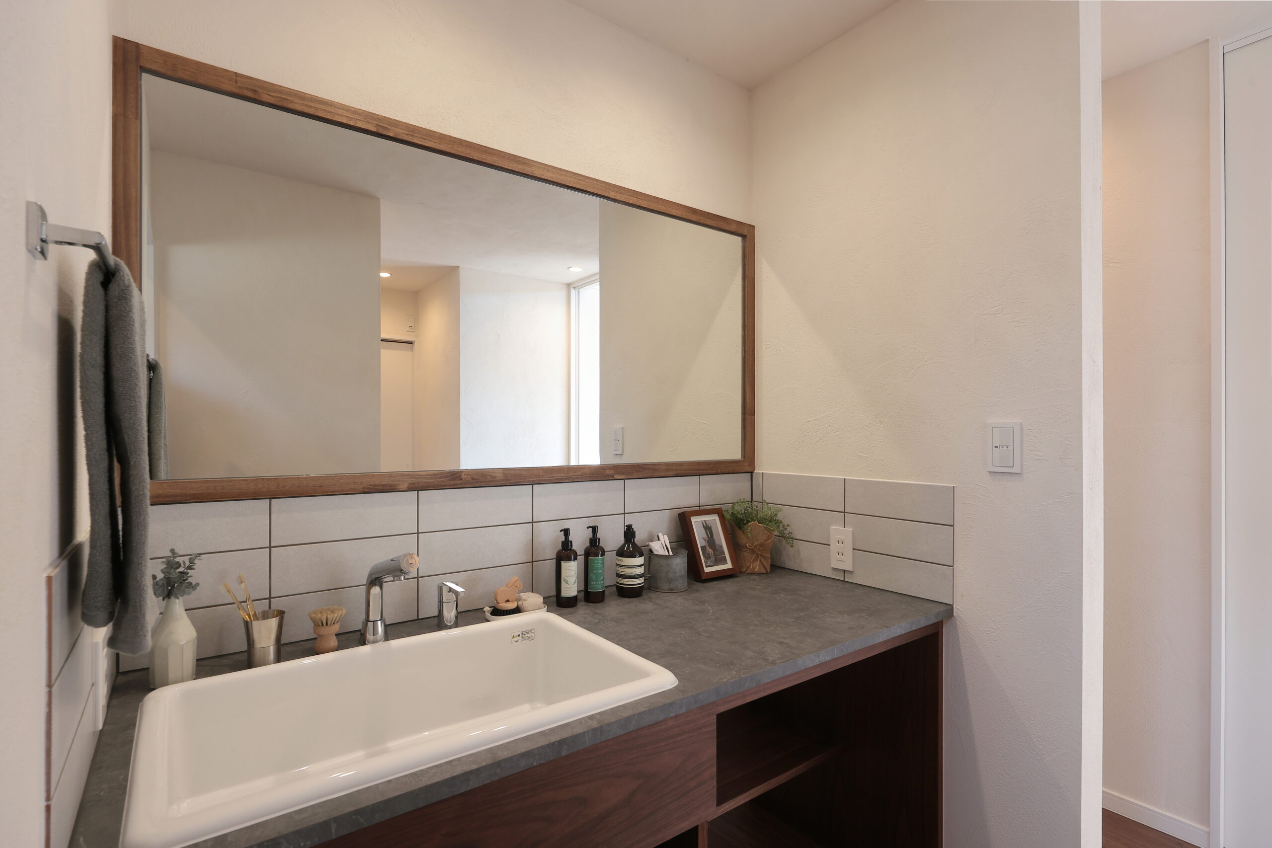 タイルが印象的な造作洗面台