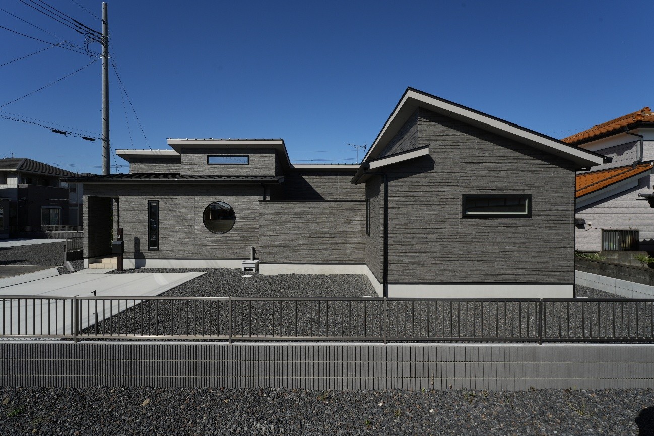 シックな平屋の外観