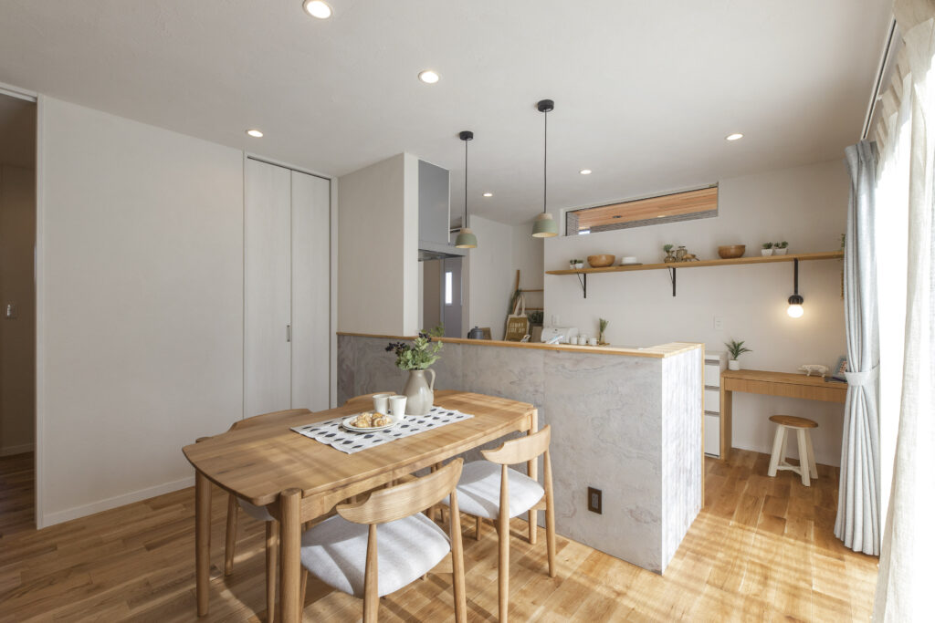 造作デスクを設けたキッチン