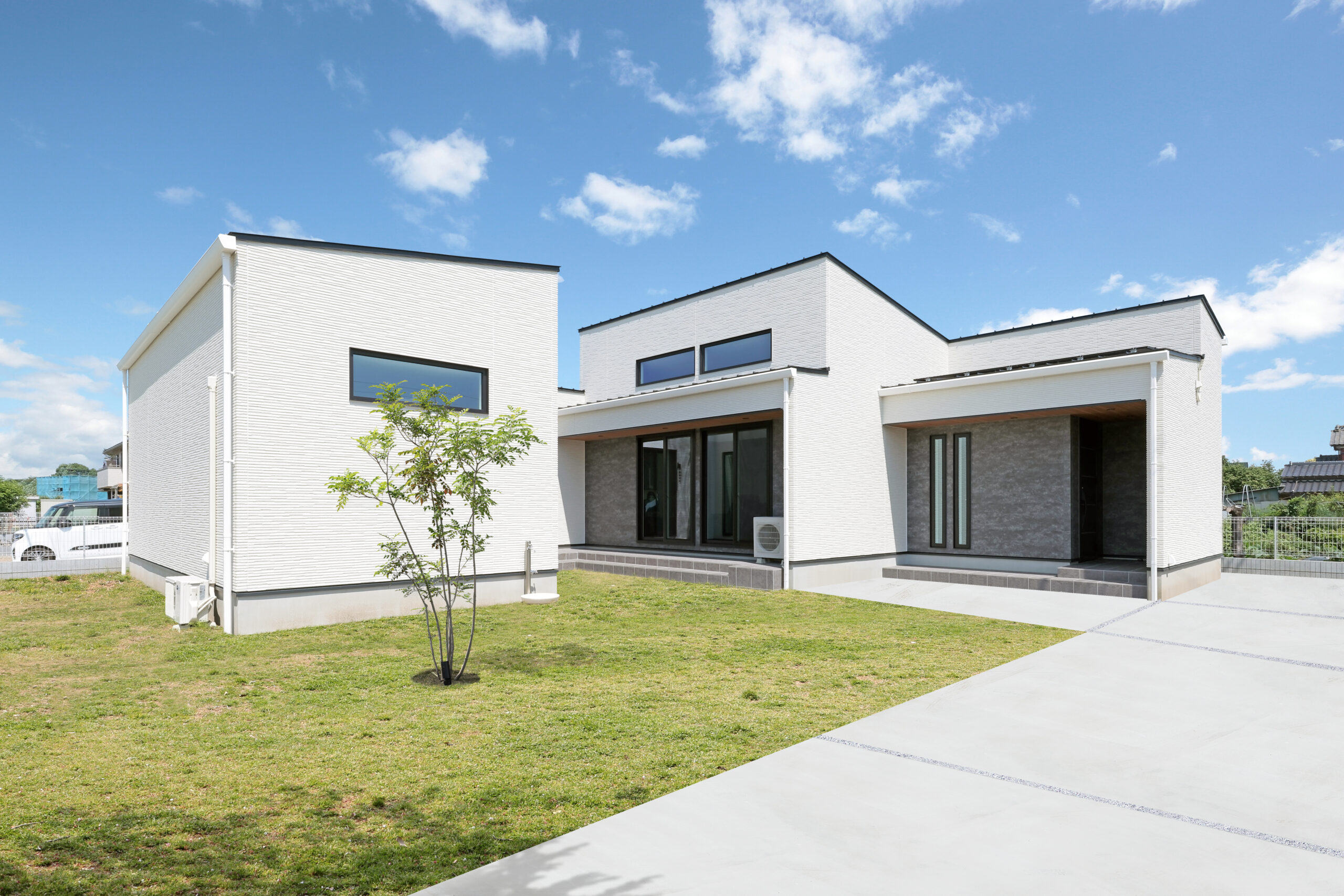 白い外壁をメインとした平屋の外観