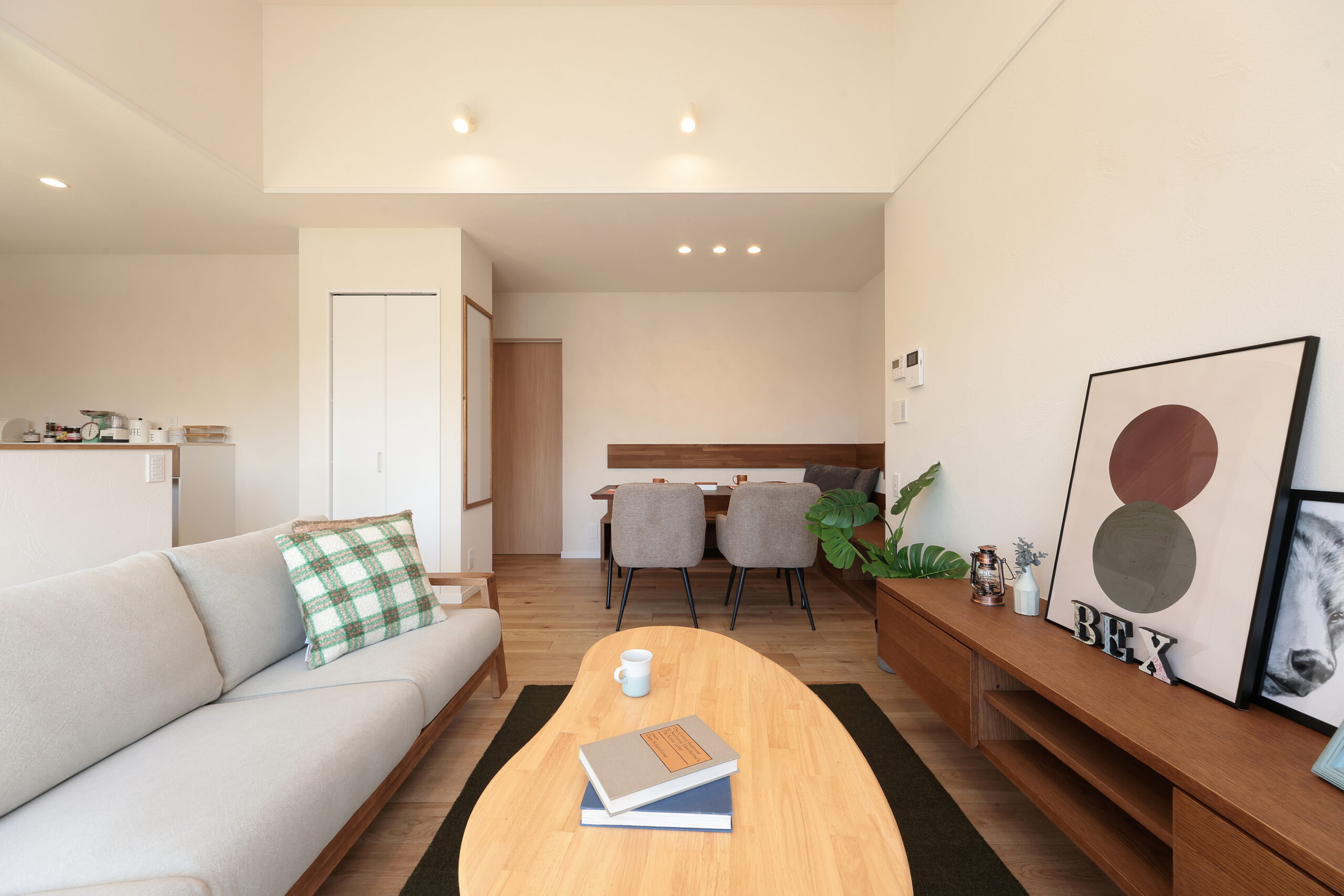 勾配天井のリビング×コーナーダイニング