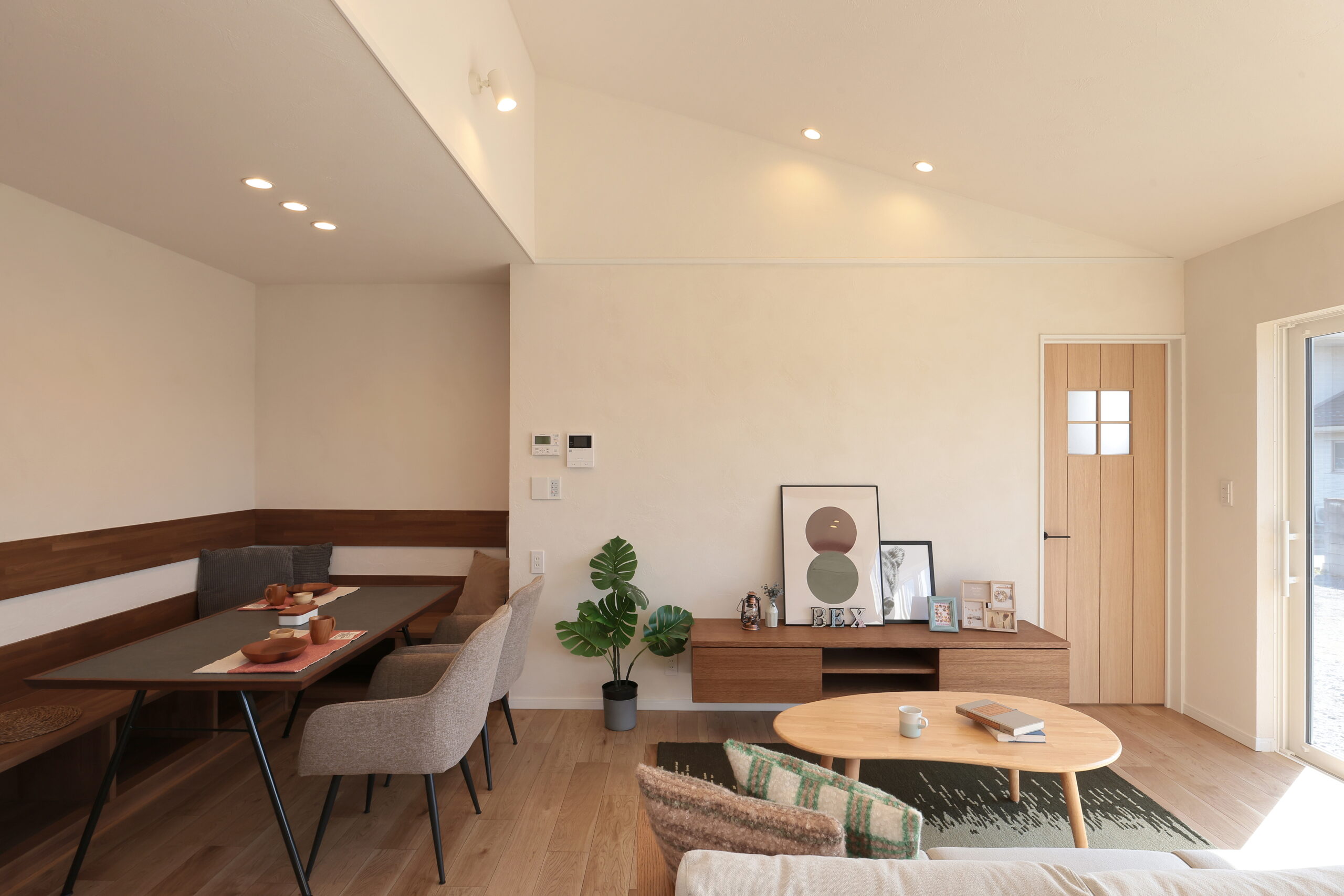 コーナーダイニングのあるリビングダイニング