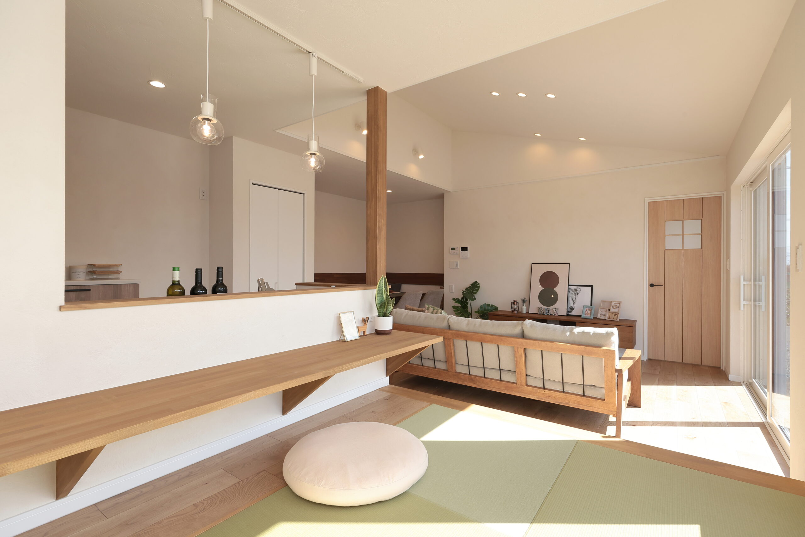 造作カウンターのある畳ダイニング