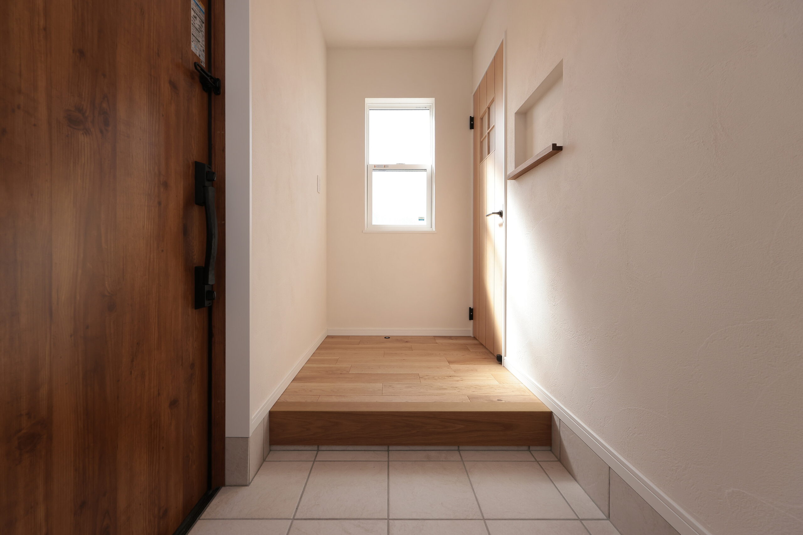 光を取り込める玄関