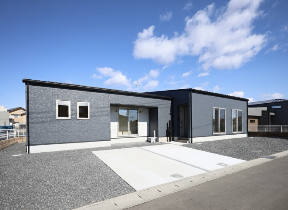 落ち着いたグレーの上質感ある外観