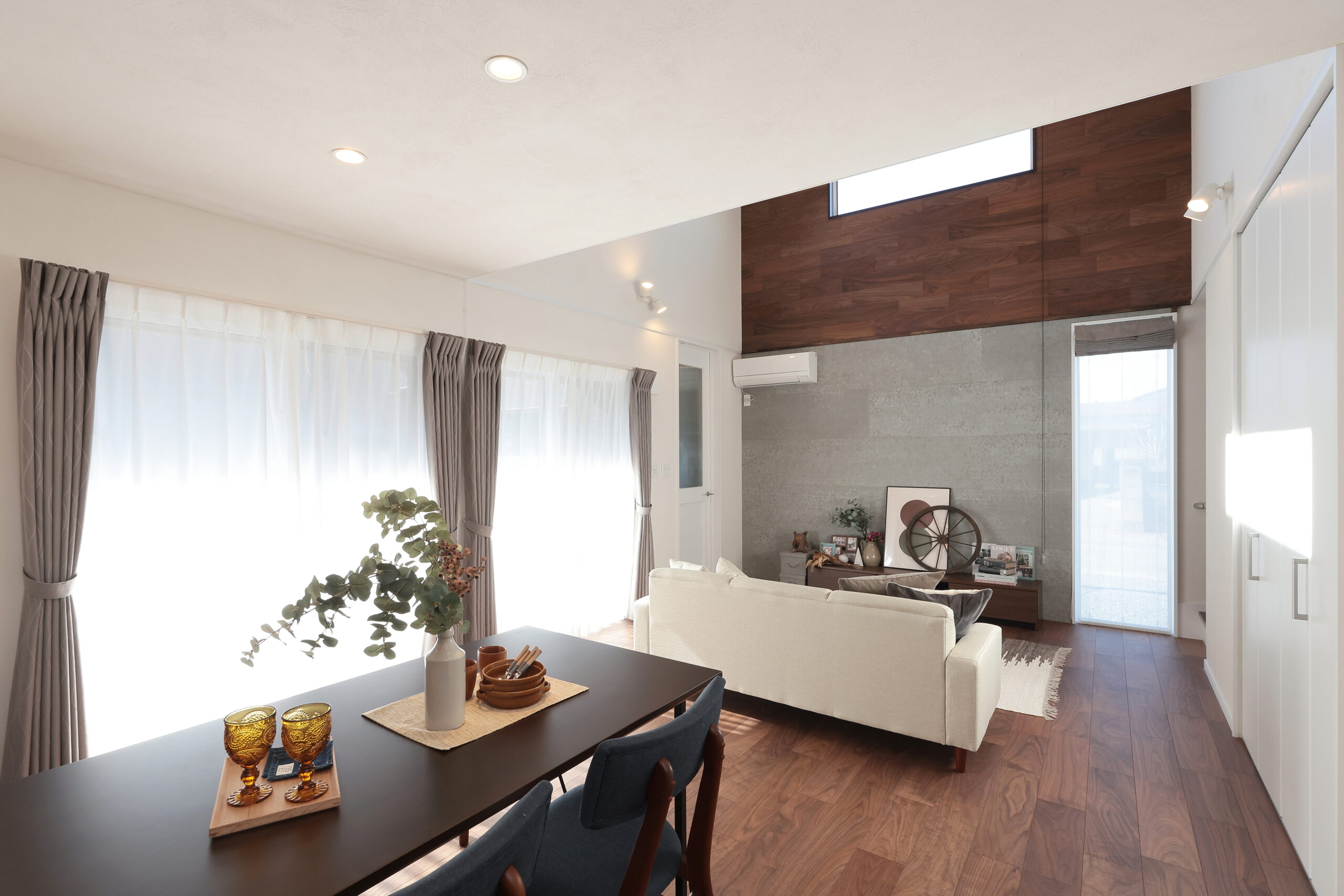 2種類の壁材を採用したリビング