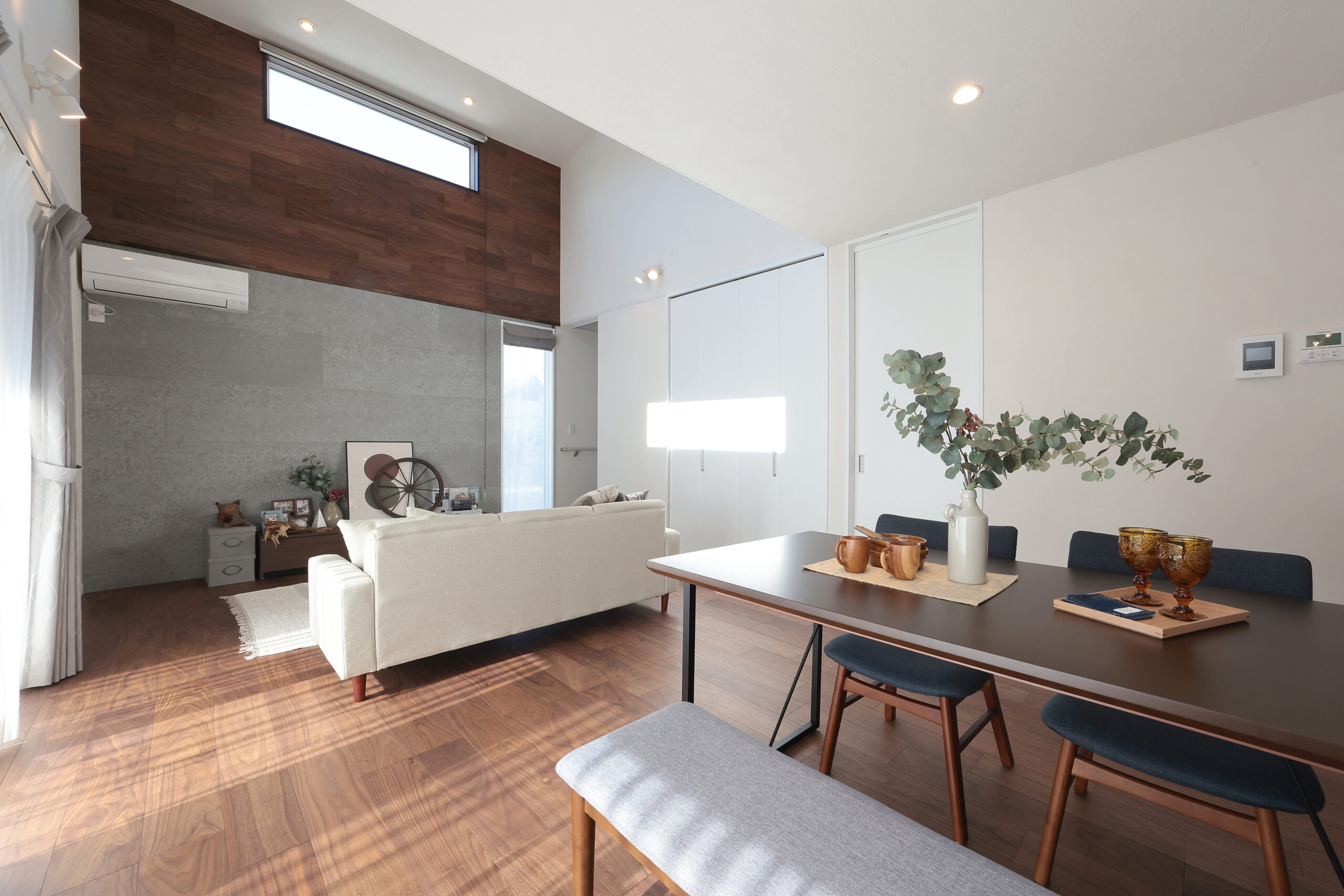 素材と色合いにこだわった居心地の良い平屋